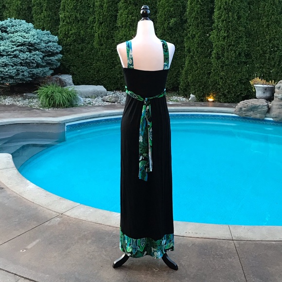 Flowy Maxi Dress with V-Halter Neckline - Picture 9 of 12